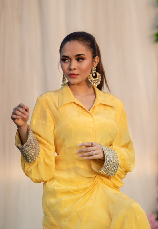 Femme en habit jaune avec des boucles d'oreilles